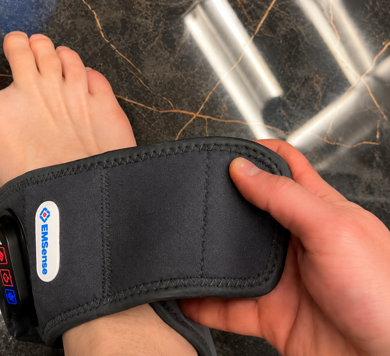 Adjustable 4cm straps on the EMSense wrap